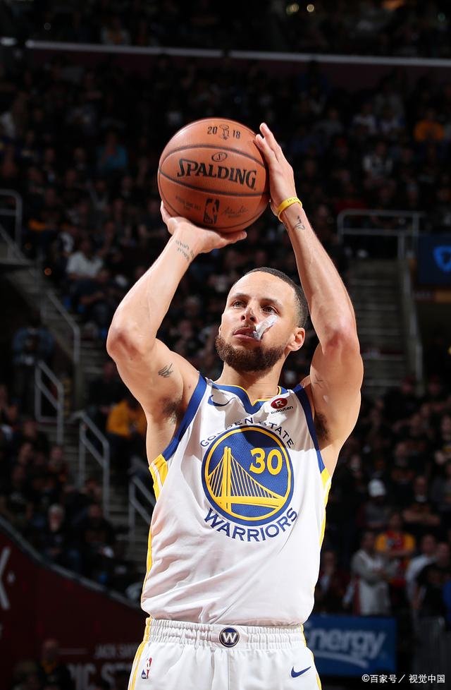 天空体育：伊萨克抵达纽卡训练基地，纽卡其他球员今日放假（天空体育：伊萨克现身纽卡训练中心，其他球员今日休假）