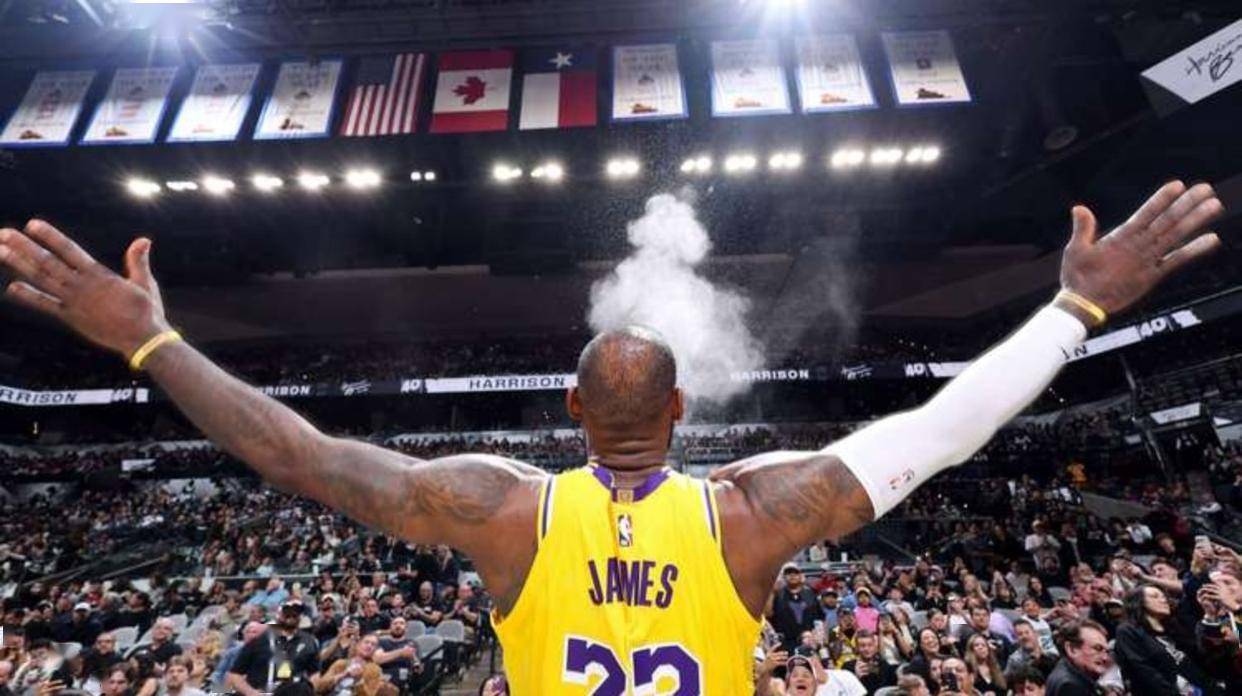 拉拉维亚强攻制造犯规，埃奇库姆无奈失分（拉拉维亚强突造犯规，埃奇库姆被动失分）