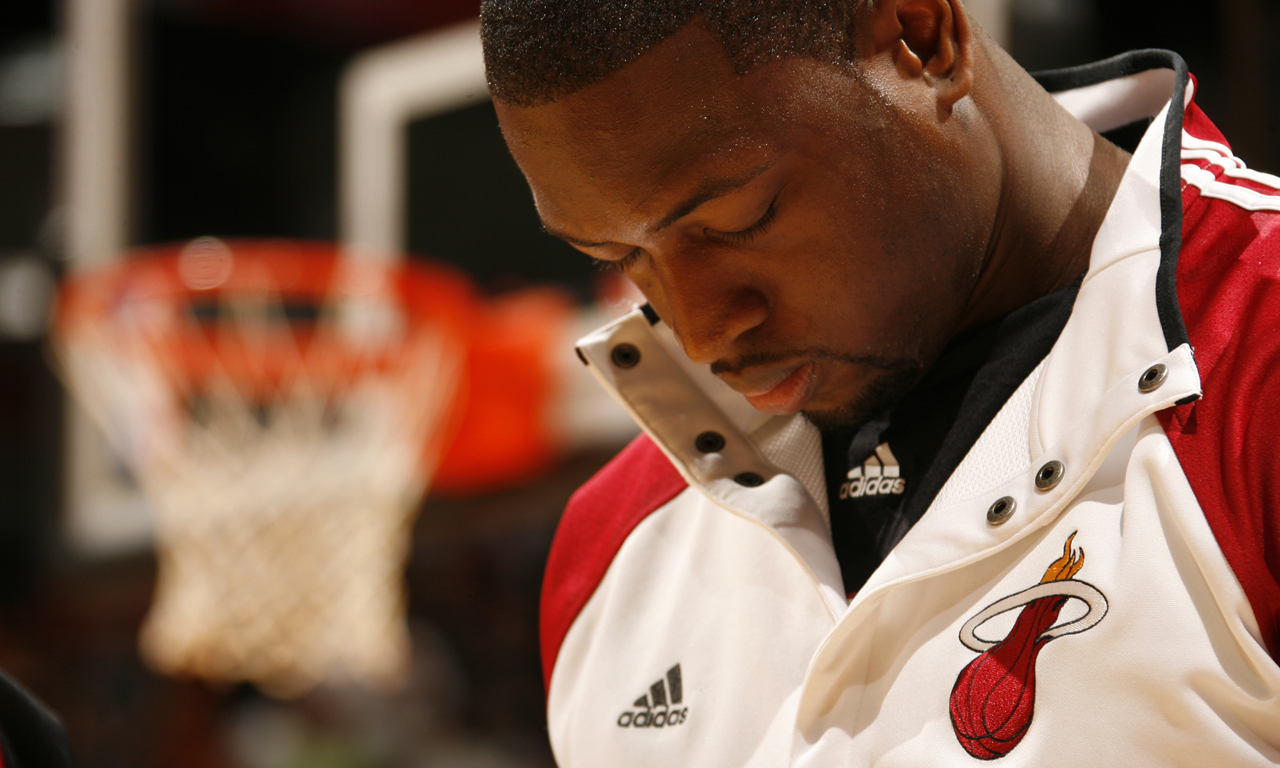 NBA杯焦点战：文班缺阵内线空虚！杨瀚森或有机会大展拳脚（NBA杯焦点对决：文班缺席内线告急，杨瀚森有望大显身手）