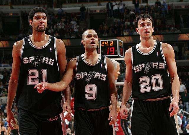 足球英超球迷怒喷转播商调整赛程（英超球迷怒斥转播商擅改赛程）