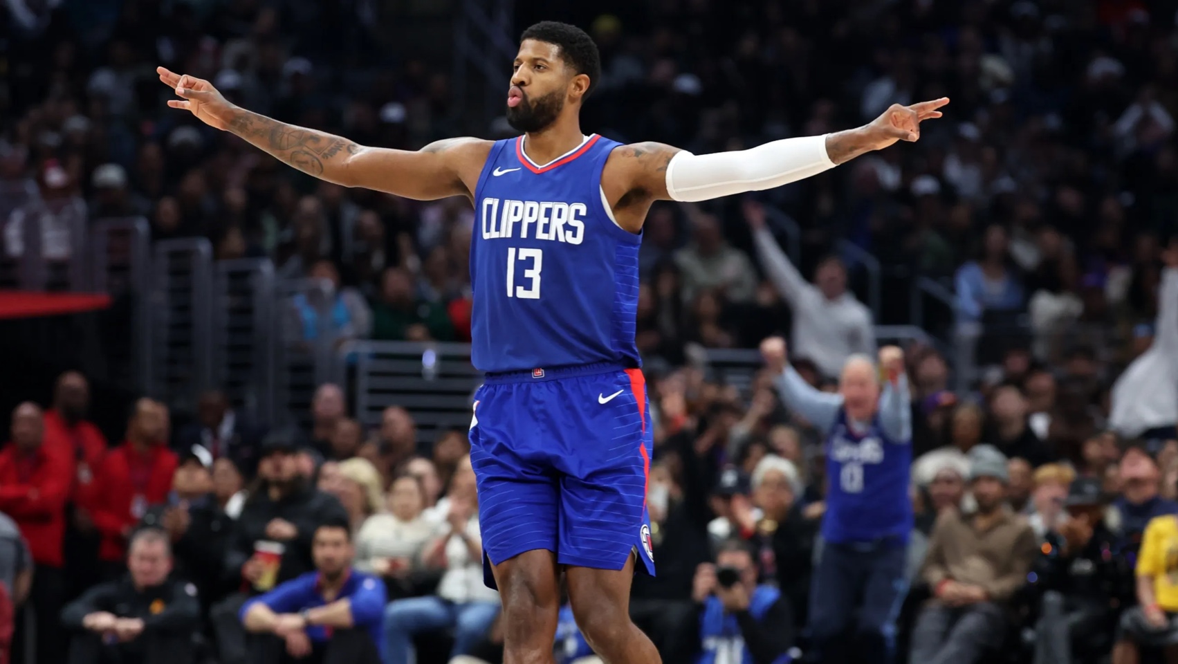 马卡：梅西参观诺坎普引发回归猜测，而美职联支持短期租借（马卡：梅西造访诺坎普引发回归传闻，美职联或批准短期租借）